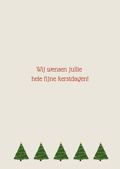 Trendy kerstkaart met versierd huis en kerstboom 3