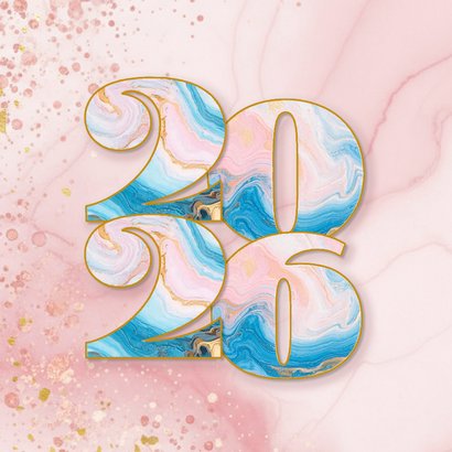 Trendy kerstkaartje roze verf met marmeren jaartal 2