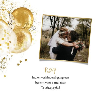 Trendy uitnodiging 50 jaar getrouwd gouden paar ballonnen 2