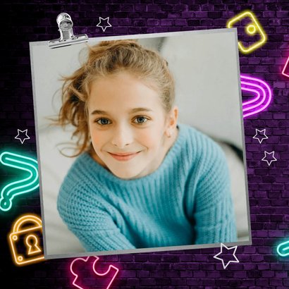 Trendy uitnodiging kinderfeest escape room neon 2