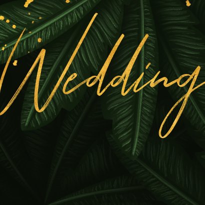 Trouwkaart jungle bladeren met gouden 'wedding' 2