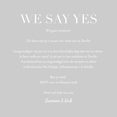 Trouwkaart met grote foto en witte typografie We Say Yes 3