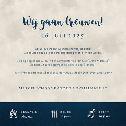Trouwkaart met silhouet van een bruidspaar in volle maan 3