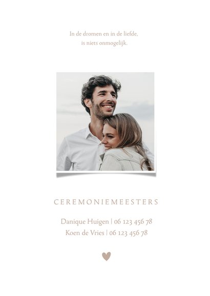 Trouwkaart naturel waterverf achtergrond, wit bosje bloemen 2