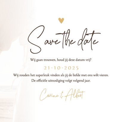 Trouwkaart save the date foto strand hand in hand 3