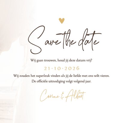 Trouwkaart save the date foto strand hand in hand 3