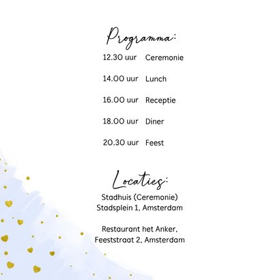 Trouwkaart schattige tortelduifjes staan voor een hart 2