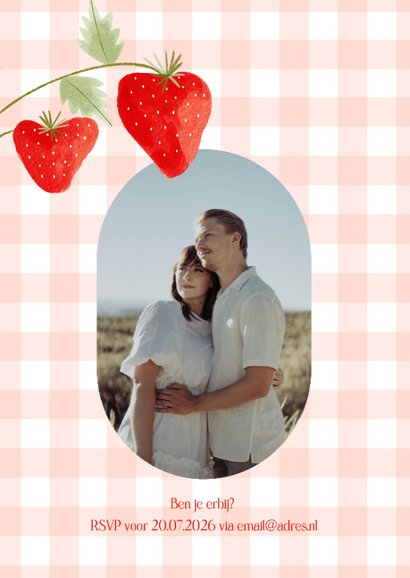Trouwkaart uitnodiging aardbeien rood ruitjes 2