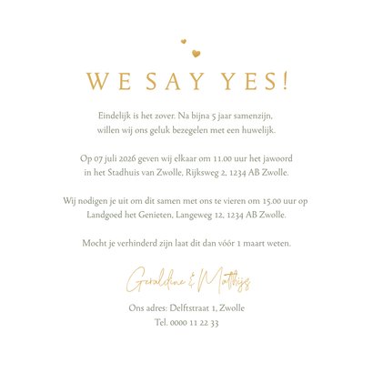 Trouwkaart uitnodiging eucalyptus krans stijlvol goud hartje 3