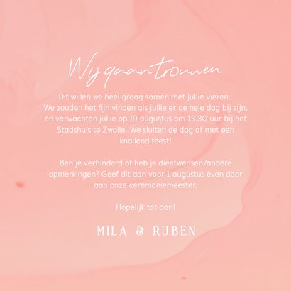 Trouwkaartje uitnodiging satijn roze met grote namen goud 3