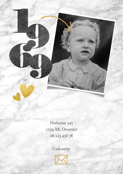 Uitnodiging 50 jaar met marmer, foto's, pijlen en jaartallen 2