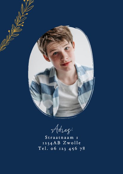 Uitnodiging heilig vormsel donkerblauw gouden takjes en foto 2