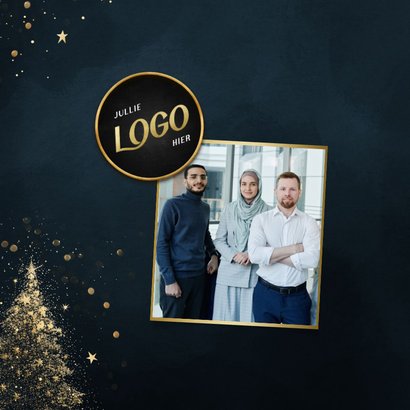 Uitnodiging kerstdiner blauw met gouden kerstbomen en logo 2
