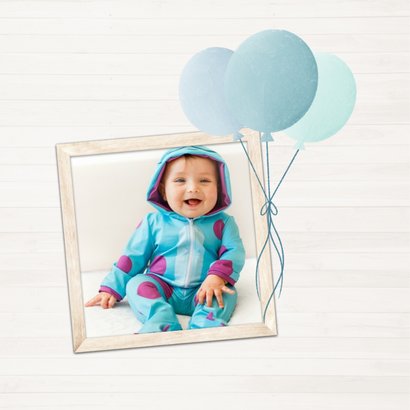 Uitnodiging kinderfeestje met blauw ballonnen en twee foto's 2