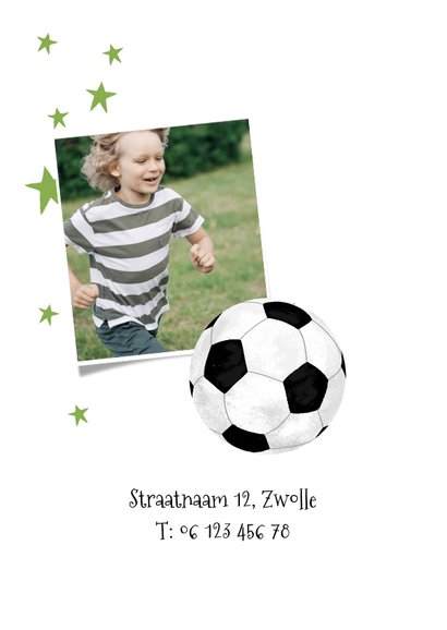 Uitnodiging kinderfeestje voetbalschoen gras sterren foto 2