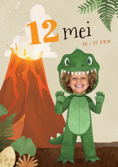 Uitnodiging lentefeest dino kostuum dinosaurussen  2