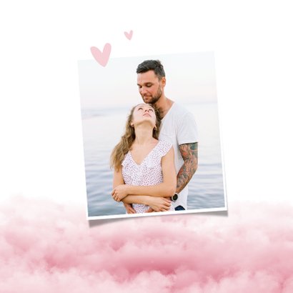 Valentijnskaart in de wolken roze hartjes foto 2