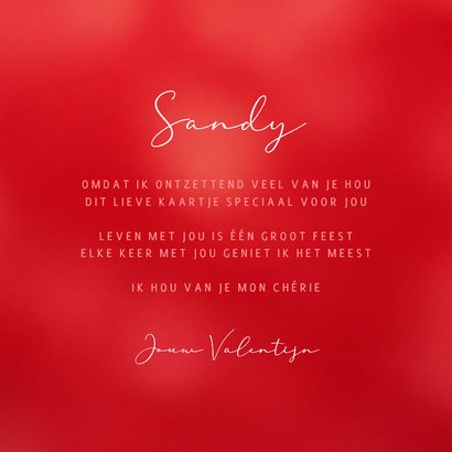 Valentijnskaart met kersen die verliefd tegen elkaar hangen 3