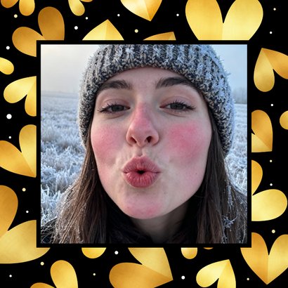 Valentijnskaart met kus door de brievenbus gouden hartjes 2