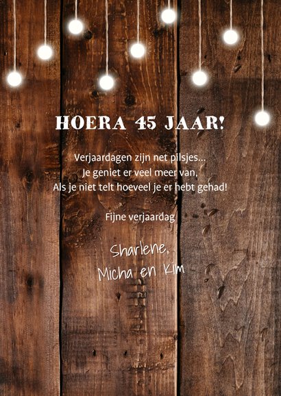 Verjaardagskaart  hout met hangende lampjes en foto's 3