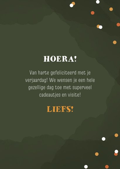 Verjaardagskaart kind met halve dinosaurus en geel cadeautje 3