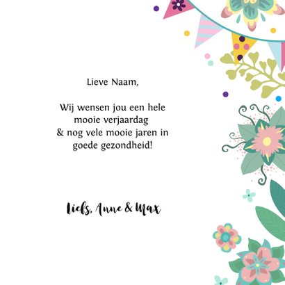 Verjaardagskaart met leuke prinses met cadeau en bloemen 3