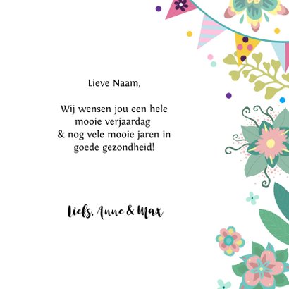 Verjaardagskaart met leuke prinses met cadeau en bloemen 3