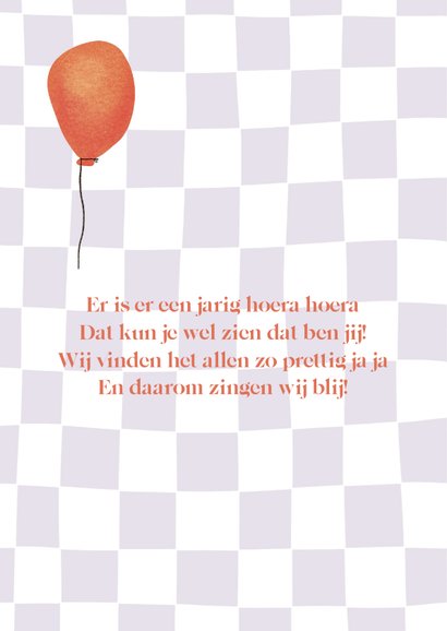 Verjaardagskaart met stokstaartje, ballon en cadeautje 2