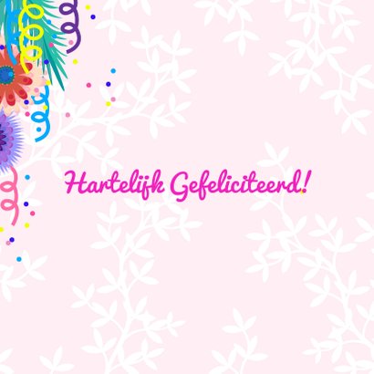 Verjaardagskaart met vrolijke kat, bloemen, taart & slingers 2