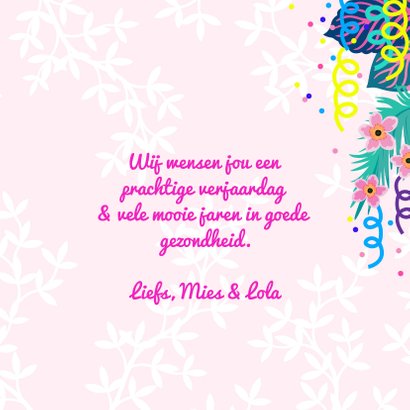 Verjaardagskaart met vrolijke kat, bloemen, taart & slingers 3