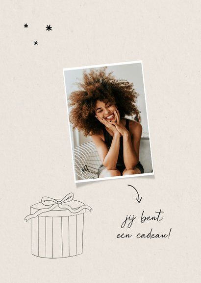 Verjaardagskaart minimalistisch met cadeautje lijntekening 2