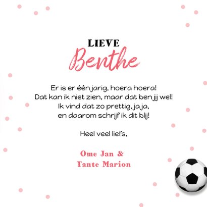 Verjaardagskaart voetbal voetbalveld meisje confetti bal 3