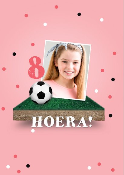 Verjaardagskaart voetbal voetbalveld meisje confetti score 2
