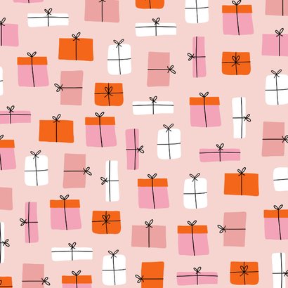Verjaardagskaartje in roze met patroon van cadeaus en foto 2