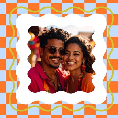 Vrolijk gekleurde save the date kaart met wave en blokjes 2