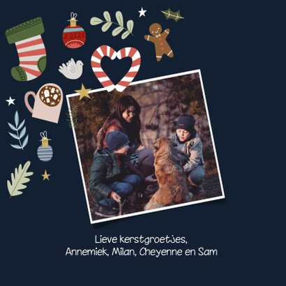 Vrolijke en hippe kerstkaart met kerst illustraties 2