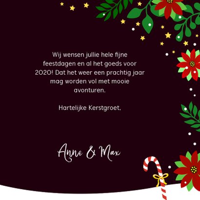 Vrolijke en kleurrijke kerstkaart met flamingo in de sneeuw 3