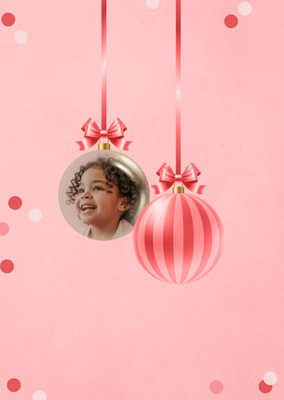 Vrolijke fotokerstkaart met roze kerstballen en confetti 2