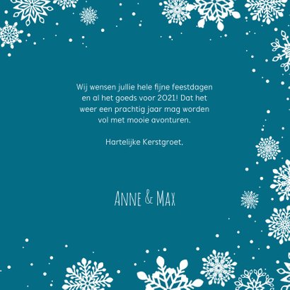 Vrolijke kerstkaart met alpacas en sneeuwvlokken 3