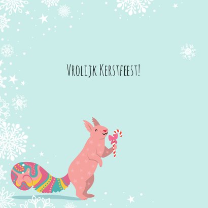 Vrolijke kerstkaart met eekhoorns en sneeuwvlokken 2