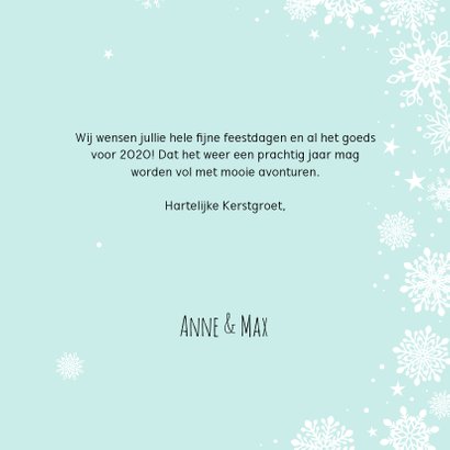 Vrolijke kerstkaart met eekhoorns en sneeuwvlokken 3