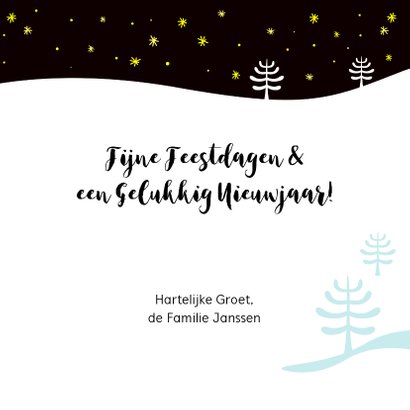 Vrolijke kerstkaart met wasbeer en fret die boom optuigen 3