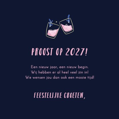 Vrolijke nieuwjaarskaart met cocktails en vuurwerk 3