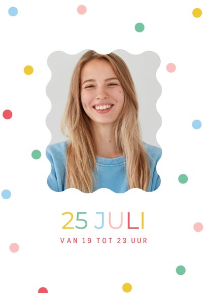 Vrolijke uitnodiging met gekleurde slinger en confetti foto 2