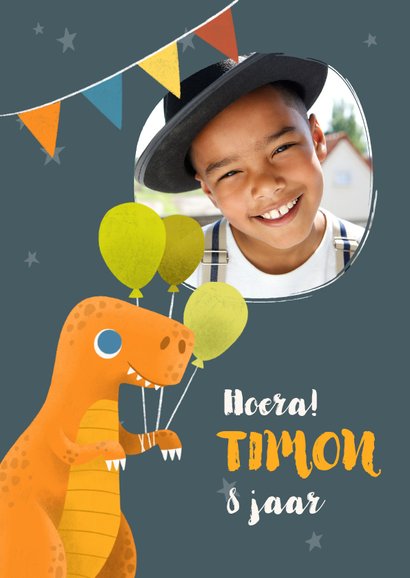 Vrolijke verjaardagskaart met dino, slingers en ballonnen 2