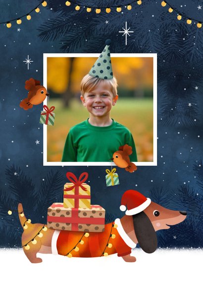 Vrolijke verjaardagskaart teckel in de winter met cadeautjes 2