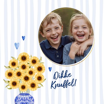 Vrolijke verjaardagskaart zonnebloemen foto vaas blauw 2
