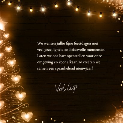 Warme kerstgroet met lichtgevende kerstboom van hartjes 3