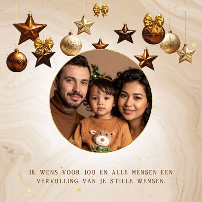 Warme kerstkaart bruine kerstboom kerstballen, ster en foto 2