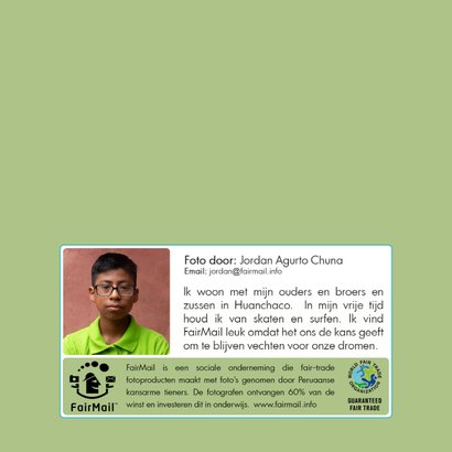 Wenskaart met roze bloemen en vlinders in groene natuur 2